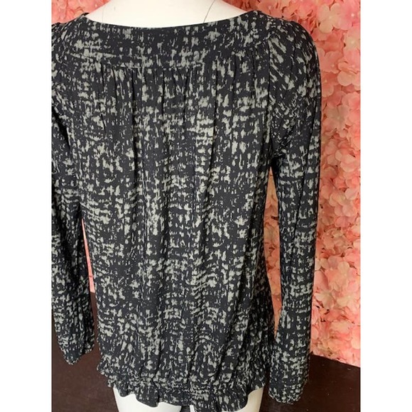 Daisy Fuentes Medium Black, White, and Gray Shirt - Picture 4 of 4